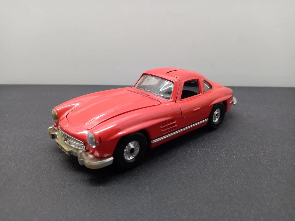 Corgi 1:35 Mercedes 300 SL Flügeltürer rot Modellauto - Bild 4 von 4
