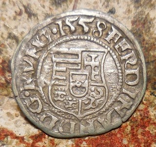 HUNGRÍA: Fernando I 1526 1564 AR denar 1558 KB Huszár 935 brazos cuádruples
