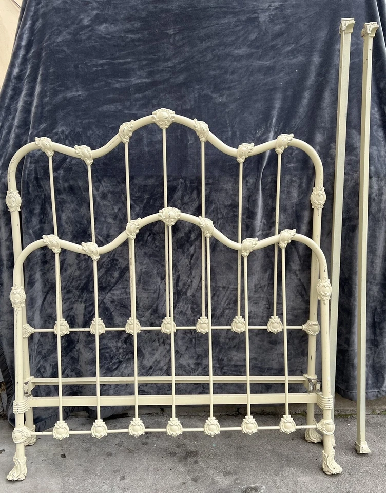 Marco de cama vintage de hierro pesado tamaño completo/doble ornamentado - hermoso. Con rieles Foto 3 de 4