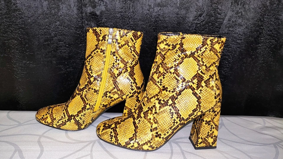 Botines BooHoo imitación piel de serpiente marrón mostaza talla 7 Foto 4 de 4