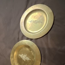 Lot de 2 plats décoratifs en laiton métal doré, motifs gravés plateaux/assiettes