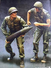 1/35 Scale US Army Artillery Crew – Vietnam War Resin Figure Set Carrying Shell