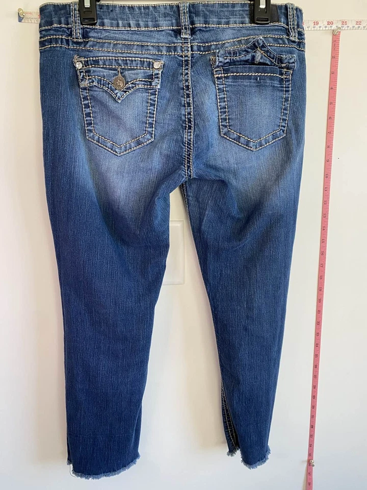 Jeans YMI azul cropped bainha desgastada cintura média botão faltando - Imagem 4 de 4