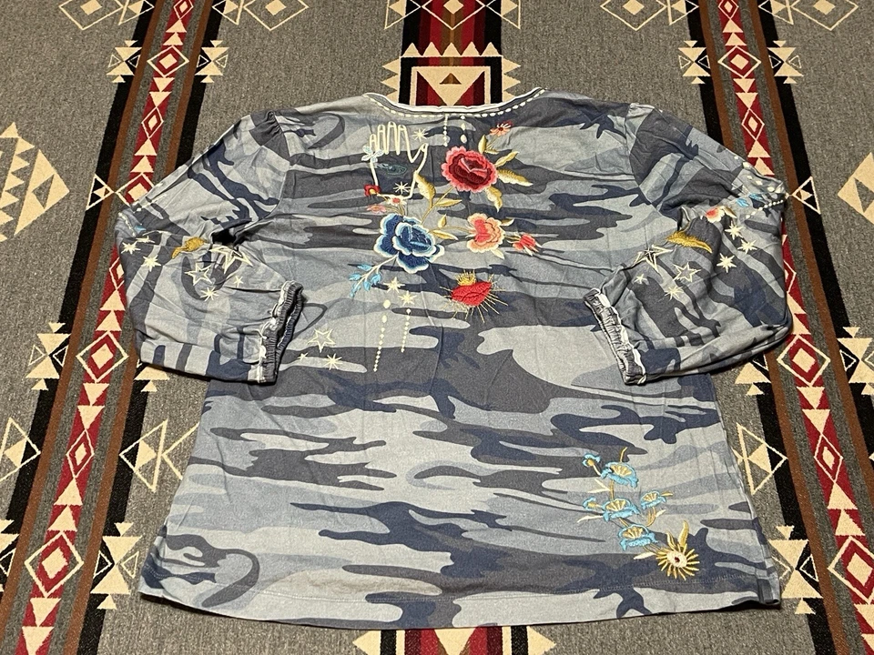Top Johnny Was Zosia S Azul Camuflaje Floral Bordado Térmico M1 Foto 2 de 4