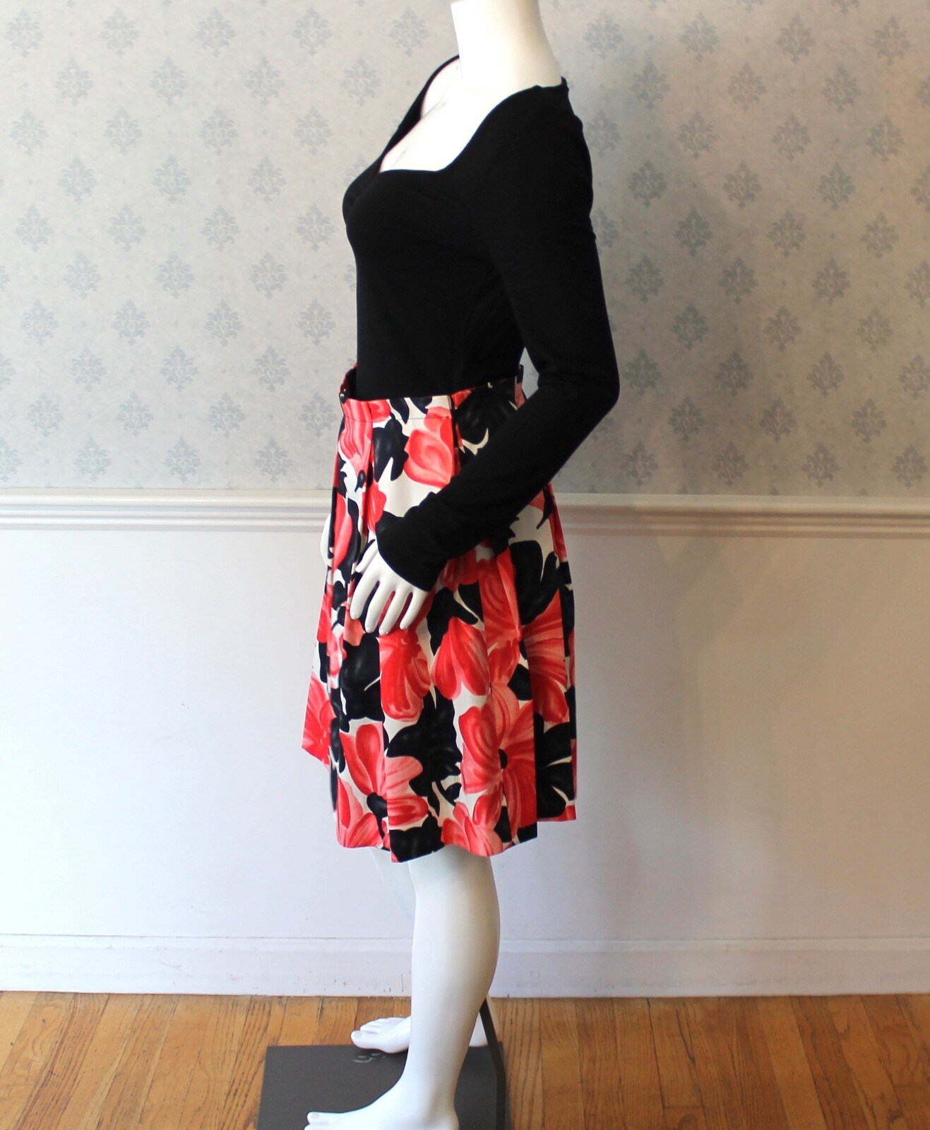 Women's Red and Black Floral Wide Pleated Milly S… - image 5