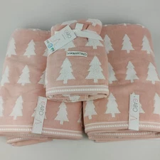 Set of 4 Caro Holiday Christmas Trees Tree Bathroom 2 Bath & 2 Hand Towels Pink