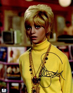 Goldie Hawn Signed Autographed 11x14 Photo Laugh In Yellow Shirt Gv892880 Ebay