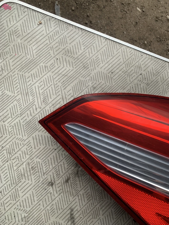 Luz trasera lateral cercana Renault Laguna Estate MK3 2009 1,5 diésel Foto 3 de 4