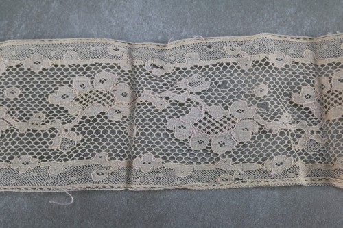 💗 Antique Delicate Lace Piece Ornate Ecru Floral clothing Shabby Chic Farmhouse - Bild 2 von 8