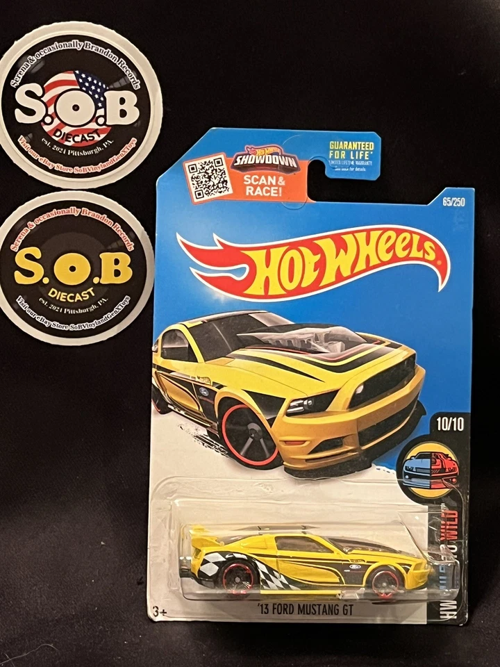 Ford Mustang GT 2013 amarillo diecast sellado casi nuevo Hot Wheels Foto 2 de 3