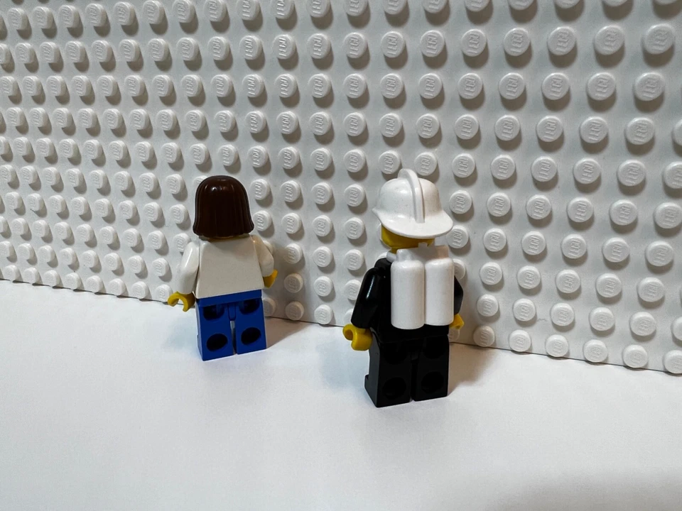 Minifiguras Lego raras do vintage Lego Firehouse (6385) fêmea e bombeiro - Imagem 2 de 4