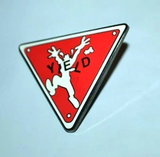 Disney Goofy DLR Traffic/Road Signs Yield Sign 2001 Pin Rare HTF