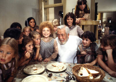 John Huston director with Aileen Quinn who played Annie and other  - Old Photo 1