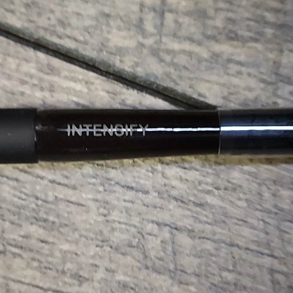 Cepillo de maquillaje de cejas de doble extremo Laura Mercier Sketch & Intensify sellado de fábrica Foto 3 de 4