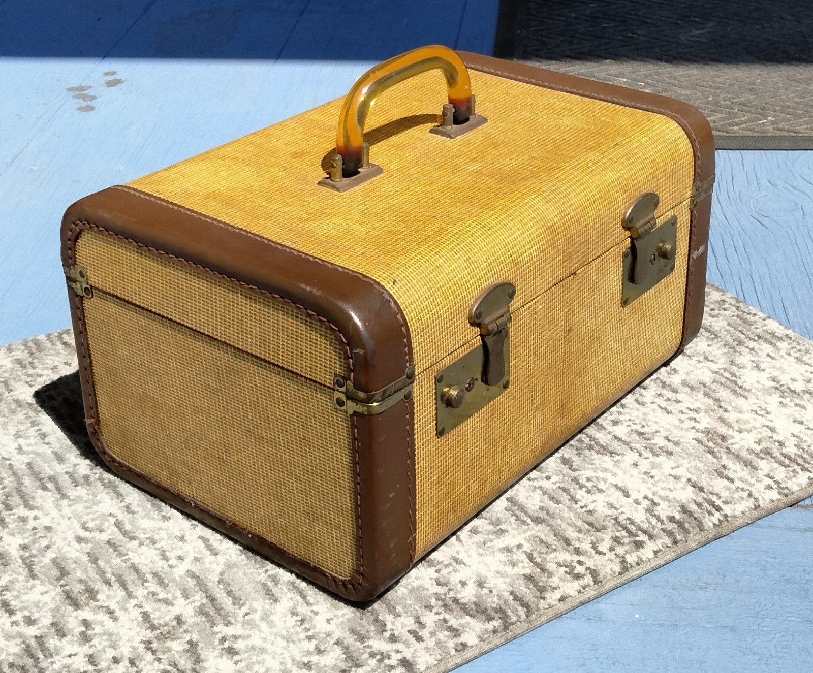 Vintge TWEED TRAIN Vanity/MakeUp CASE Leather Trim LUCITE HANDLE Brass Hardware 