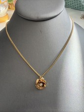 Colgante de flores de estilo art nouveau con adornos de perla 16”