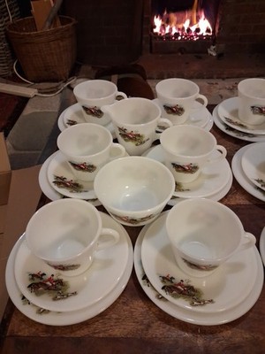 JAJ Pyrex Tally Ho Jagdszene Trio s X 6 - Tasse, Untertasse & Teller, Zuckerdose + Kanne