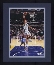 Framed Mike Miller Memphis Grizzlies Signed 16x20 Layup vs New York Knicks Photo