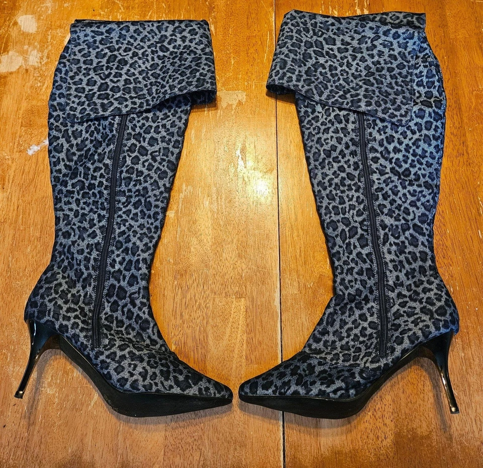 Botas de mezclilla con estampado de leopardo gris azul con tacón por encima de la rodilla talla 9,5 Ashro Foto 2 de 4