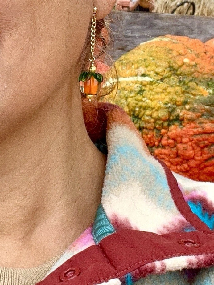 Pendientes de calabaza colgantes de cadena de oro caprichosos coloridos con hola de otoño de calabaza Foto 4 de 4