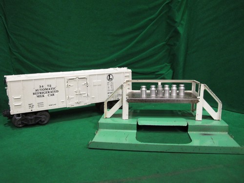 Lionel Postwar 3472 Operating Milk Car/PLATFORM and magnetic cans