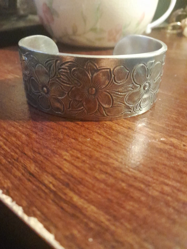 SALISBURY PEWTER Cuff Bracelet~Vintage "February" Flower of the Month. Preowned - Image 3 of 4