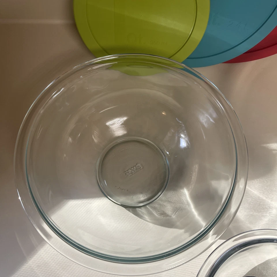 NEW Pyrex 3 Piece Mixing Bowl Set 1qt 2.5qt And 4qt With Lids New without Box - Image 3 of 4