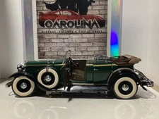 1:18 Motor City Classics ‘32 Lincoln Green on Brown (missing door handle+mirror)