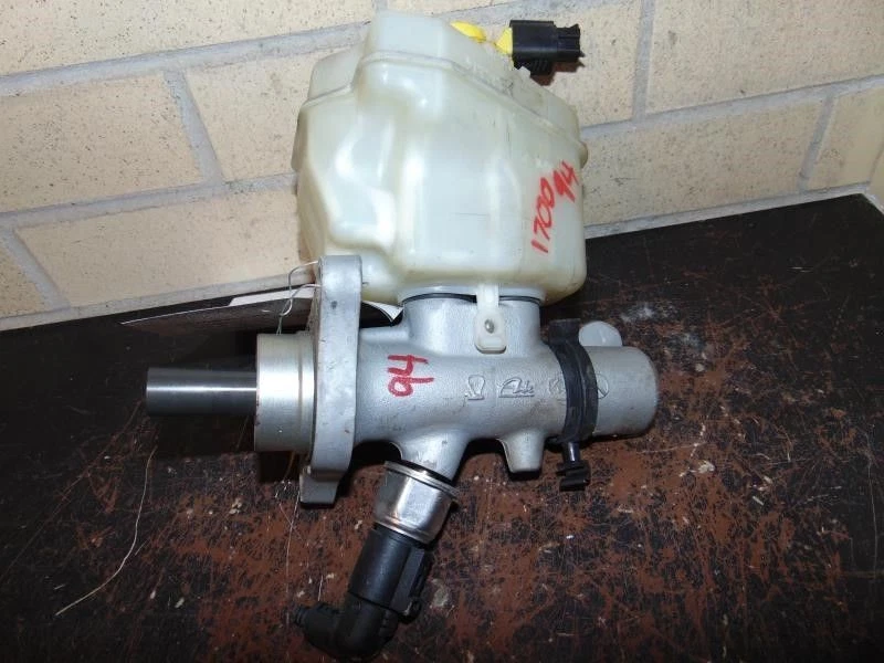 Brake Master Cylinder Fits 03-06 PORSCHE CAYENNE 1733624 Foto 3 de 4