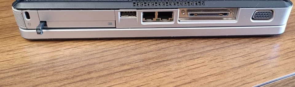 Compaq Presario V2000 AMD Turion 64 @1,8 GHz 1 GB RAM*SIN disco duro ni cable de alimentación Foto 2 de 4