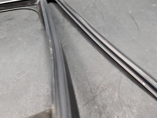 Rear Right Door Window Glass Run Channel 2022 BMW X1 51337362240 2016 2017- 2021 - 第 4/14 張圖片
