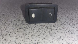 BMW 5 Touring E39 Schalter für Fensterheber hinten links 8368974 3.00 33750282
