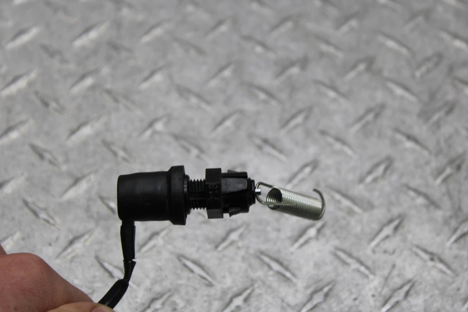 Yamaha Bolt XVS950 C 2015 especificaciones sensor de freno trasero B33-82530-00-00 Foto 2 de 4