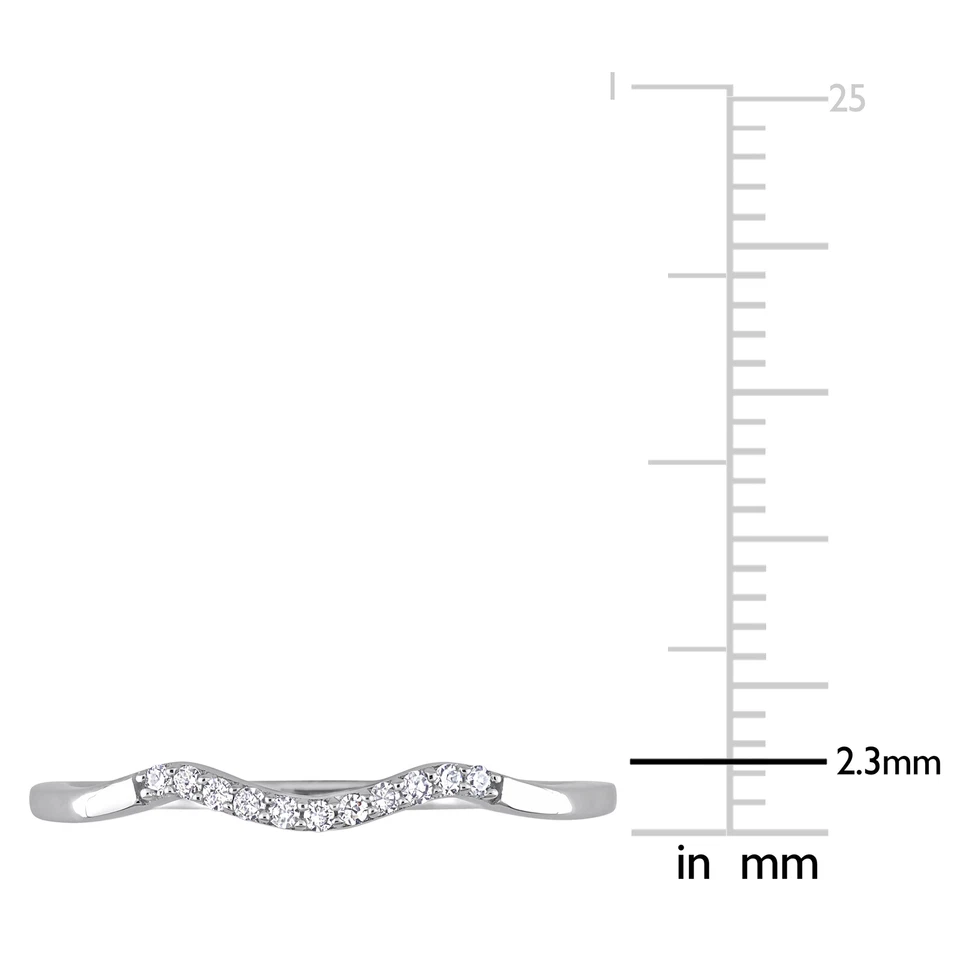 Alianza de boda curva Chevron con detalles de diamantes de oro blanco de 10 k Amour Foto 3 de 4