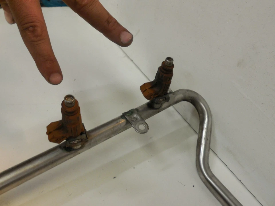 00-06 Mercedes W215 CLS500 S500 CL500 Fuel Rail railing W/Injectors 1130700595 - Image 2 of 4