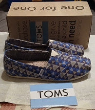 Toms Classic Slip-On Blue Geo Print / Women / Size 7w / In very good shape