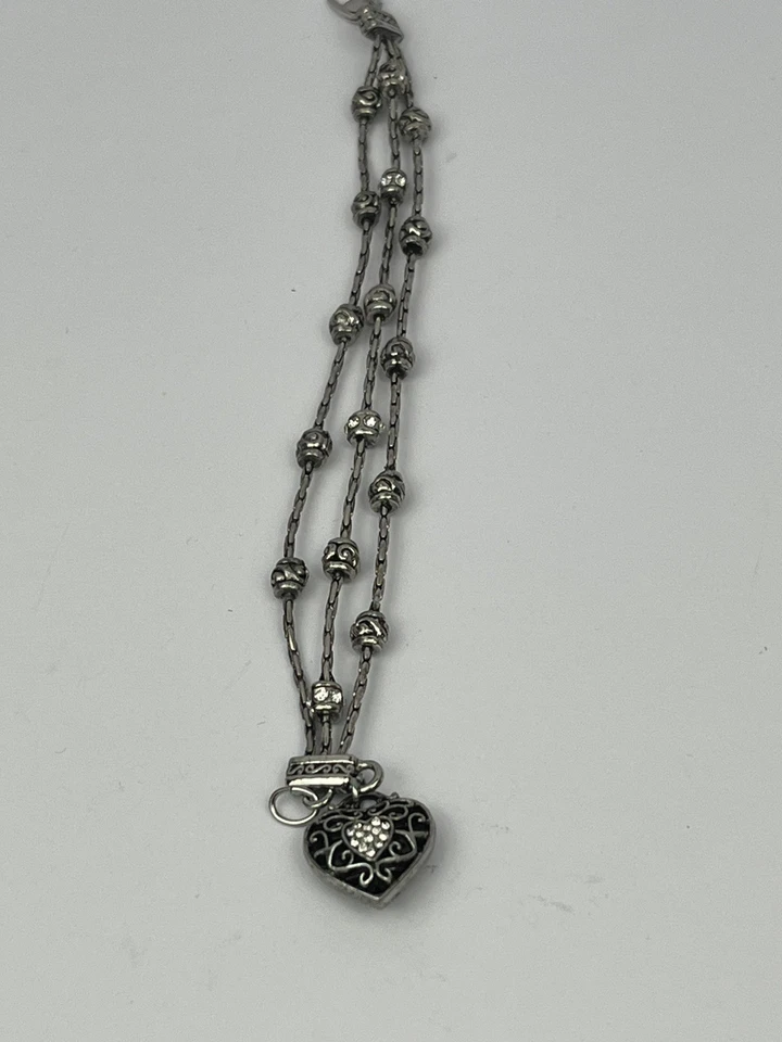Pulsera estilo vintage con dije de corazón de triple hilo - tono plata, detalles de cristal Foto 3 de 4