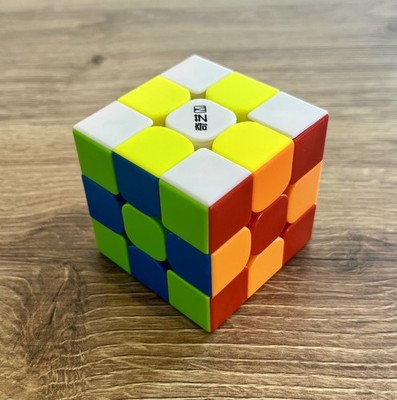 Rubik's Style 3x3 Magnetic Speed Cube & Vitrine - Fabelhafter Zustand!