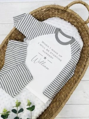 ALLABOUTTHEBUMP Personalisierter Schlafanzug Wenn ich aufwache, beginne ich Schule/Kindergarten, bis 10 Jahre