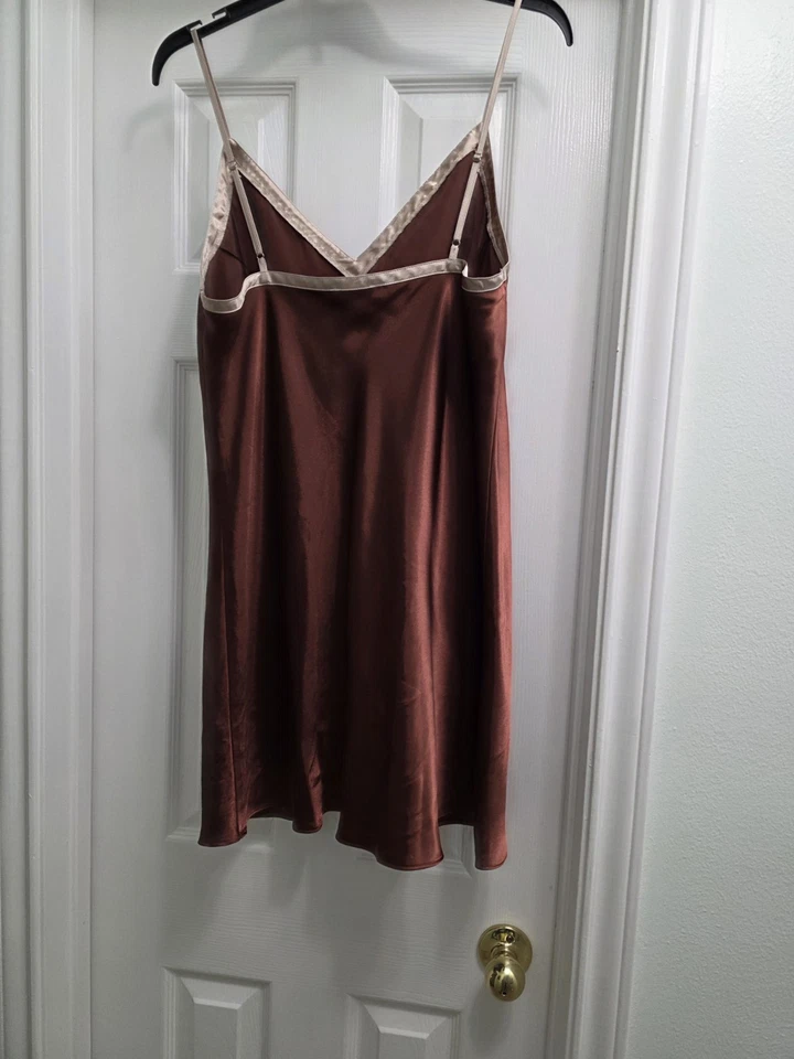 Женская большая атласная короткая ночная рубашка с ремешками Jones New York коричневая и желтовато-коричневая - Изображение 2 из 4