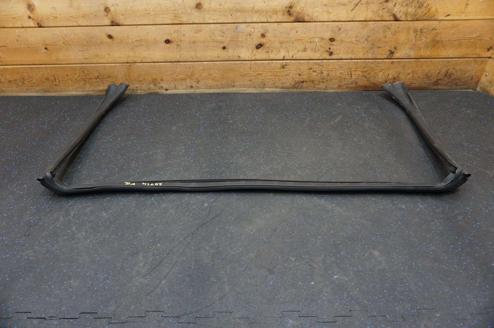 Front WindshieldWeatherstrip Rubber Gasket 69758000 OEM Ferrari California 2012