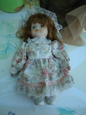 POUPEE EN PORCELAINE DE 21 CMS ROUSSE AUX YEUX BLEUS