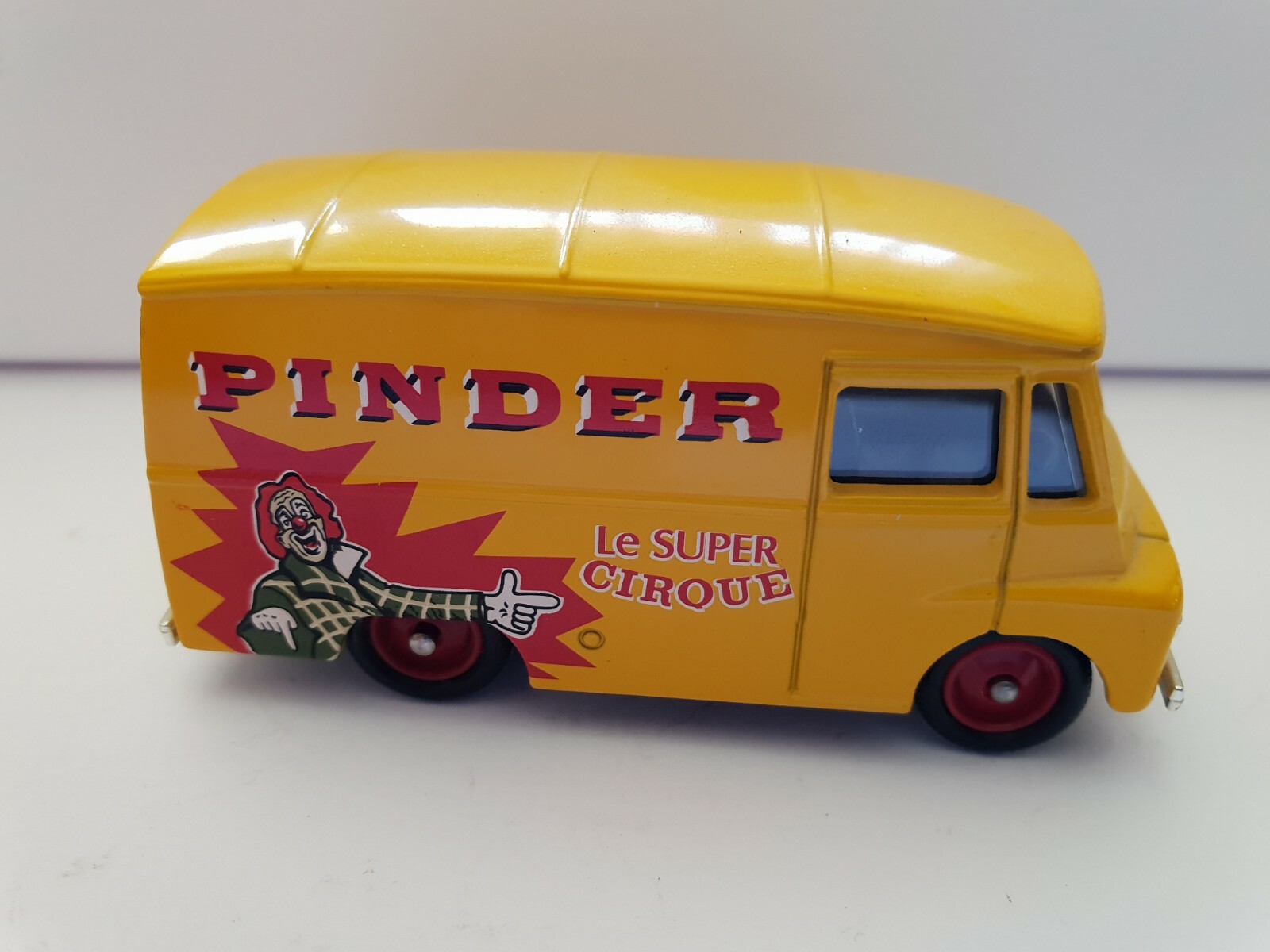 Corgi SB 1/50 - Ford Transit Pub Cirque Pinder