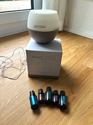 doTERRA Petal Aroma Diffuser mit Timer & Licht + 5 Öle (5/15ml) Set
