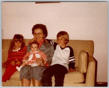 Vtg Color Snapshot Grandma With Three Grandchildren On Patterned Couch 1983
