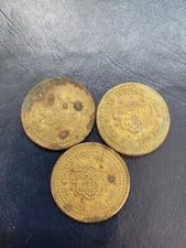 3 Vintage SHOWBIZ PIZZA Rare Pre-CHUCK E CHEESE Metal Gold Colored Coin Token
