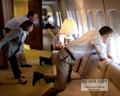 BARACK OBAMA OBSERVES TORNADO DAMAGE FROM AIR FORCE ONE - 8X10 PHOTO (CC-077)