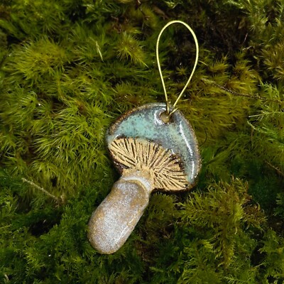Handgefertigter Keramik grün runder Krötenhocker Weihnachtsschmuck | Sturmblumen Garten