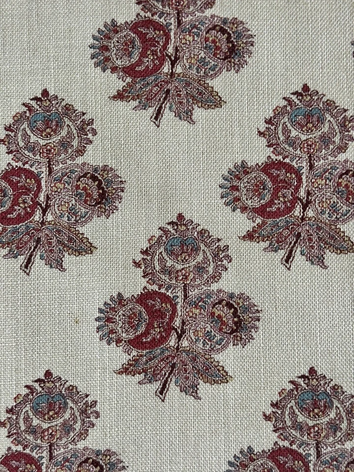 Tela de mezcla de lino Poppy Paisley de Gp & J Baker 3 yardas roja Foto 2 de 4