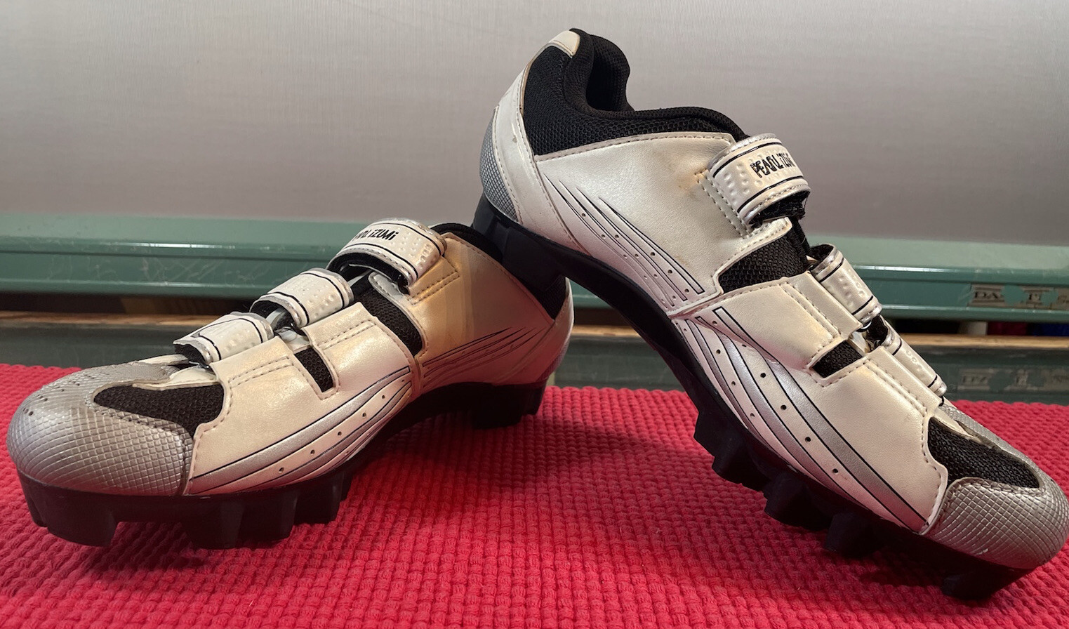 Pearl Izumi Cycling Shoes Womens Size 42 White/Gray/Black Great Condition